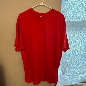A 2XL red, gildan T-shirt.